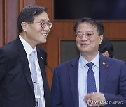 방기선 국조실장과 대화하는 이창용 한국은행 총재