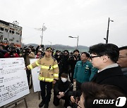 문경 육가공 공장 화재 현장 설명듣는 한동훈