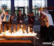 [포토] 셸 본사 건물에 나타난 그린피스 활동가들