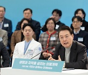 윤 대통령, 의사정원 확대 '필수적'…소아과·외과에 재정투입(종합)