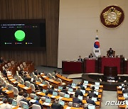 자동차 번호판 봉인 폐지…자동차관리법 개정안, 국회 통과