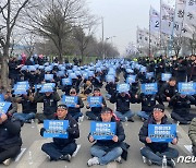 '한국알콜 운송거부' 화물연대, 아산공장서 1박 2일 밤샘 농성