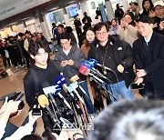 [포토]‘사인 기다리는 팬들’ 이정후 출국