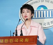 문재인 물어뜯은 이언주, 이재명 복당 제안에 '문명대전'으로 확전