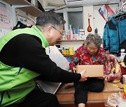 이한준 LH 사장, 영등포 쪽방촌 찾아 겨울물품 전달