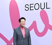 서울패션위크에서 2024 서울색 ‘스카이코랄’ 니트 입은 오세훈 시장 [포토엔HD]