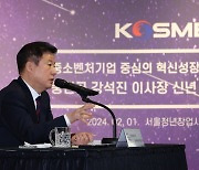 기자 질문에 답하는 강석진 중진공 이사장