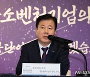 기자 질문에 답하는 강석진 중진공 이사장