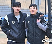 어깨동무 한 김민혁과 박민석 [사진]