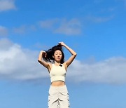 모델 한혜진, 숨막히는 비율 각선미···절친 이현이 "축구 잘할 듯"