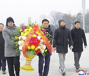 주북 베트남 대사, 김일성·김정일 동상에 헌화