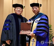 연세의 열쇠 전달받은 윤동섭 신임 총장