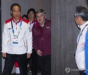 한덕수 총리, 토마스 바흐 IOC 위원장과 이동