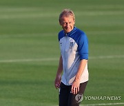 훈련 바라보는 위르겐 클린스만 감독