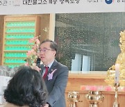 “행복하게 살아주세요” 탈북민 만나 눈물쏟은 문승현 차관