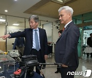 방산혁신기업 드론 개발 현장 살펴보는 엄동환 방위사업청장