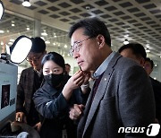 박윤규 과기부 2차관 '피부톤이 궁금해'