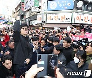 구리전통시장 찾은 한동훈 비대위원장 '인기만점'