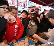 구리전통시장 찾은 한동훈 위원장