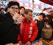 한동훈 비대위원장 '떡 맛있어요'