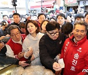 구리전통시장서 떡 구매하는 한동훈 비대위원장