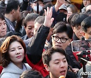 시민들 향해 인사 하는 한동훈 비대위원장