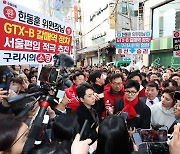 구리전통시장서 취재진 질문 받는 한동훈 비대위원장