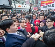 시민들과 셀카 찍는 한동훈 비대위원장