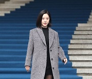 [E포토] 손성윤, '눈길 사로잡는 롱코트 속 미니 원피스'