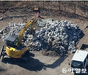 굴착기에 산산조각난 日 ‘조선인 징용 추모비’