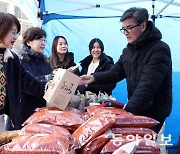 “새빨간 국산 고춧가루 사려고 줄 섰어요”