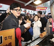 총선 ‘친윤 마케팅’ 접었다…20%대 지지율 추락에 측근도 머뭇