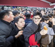 구리시장서 호떡먹은 한동훈 "서울 편입 원하는 시민 의사 존중"