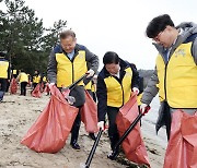 환경정비 봉사활동하는 이상민 장관