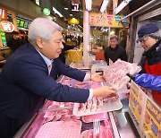 김홍일 방통위원장, 설맞이 전통시장 방문…아동시설 위문품 전달