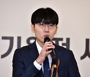 '벌써 3번째 우승' 새해 첫 세계대회 우승자 신진서, LG배 트로피 받아