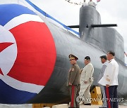 김정은, 군함 조선소 방문…"전쟁준비에 해군 강화가 중차대"