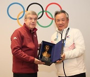 이기흥 대한체육회장, IOC 위원장 특별상 받아