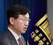 민생 토론회 브리핑 하는 성태윤 정책실장