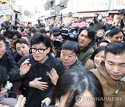 전통시장 찾은 한동훈 위원장