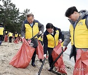 환경정비 봉사활동 하는 이상민 장관