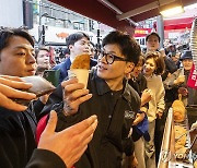 구리전통시장에서 호떡 사는 한동훈 위원장