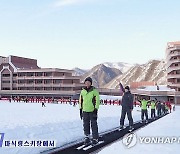 북한 '마식령스키장'서 스키 타는 학생들