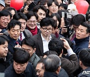 김포 시민들 사이로 들어서는 한동훈