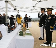 고인 추모하는 남화영 소방청장