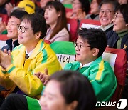 박수치는 녹색정의당 김준우 상임대표와 김찬휘 공동대표