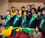 민중의례하는 배진교 원내대표와 심상정 의원