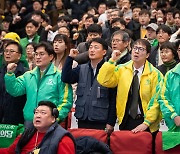 임을위한행진곡 부르는 김준우 상임대표와 김찬휘 공동대표