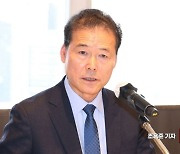 통일장관 "북한 주민들, 의약품 구하러 장마당 헤매"