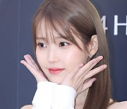 아이유, 선공개곡 ‘러브 윈즈 올’로 ‘쇼! 음악중심’ 1위[TVis]